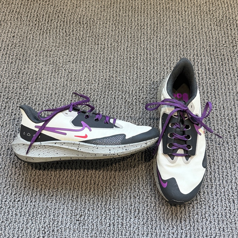 Nike White and Black Sneakers with Purple Highlights